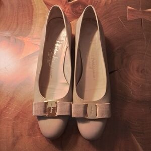 Salvatore Ferragamo Boutique Vintage Vara Taupe Leather Bow Pumps - 7